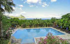 Der schöne Pool mit Meerblick